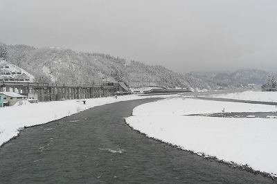 雪の魚野川と多聞橋の風景_a0084753_1632930.jpg