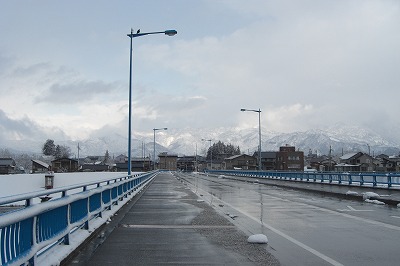 雪の魚野川と多聞橋の風景_a0084753_1634384.jpg
