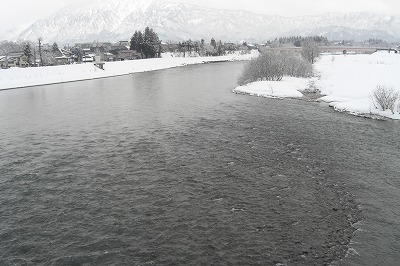 雪の魚野川と多聞橋の風景_a0084753_163527.jpg