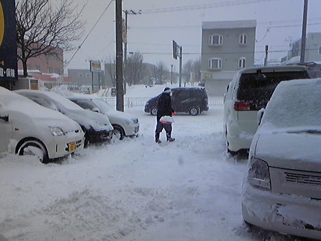 店長のニコニコブログ！朝から晩まで雪かきの一日でした(ノД`)・゜・。 _b0127002_231785.jpg