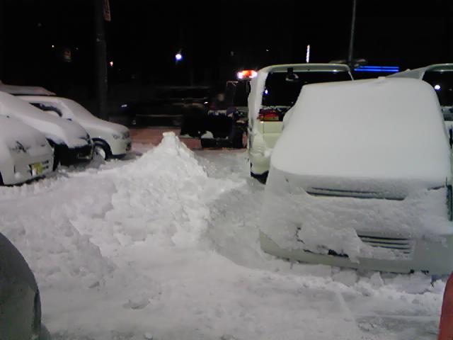 店長のニコニコブログ！朝から晩まで雪かきの一日でした(ノД`)・゜・。 _b0127002_2443875.jpg