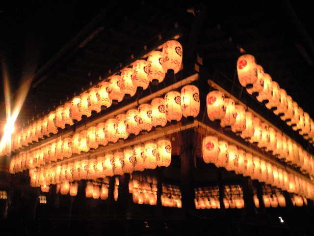 夜の八坂神社_d0149620_1995232.jpg