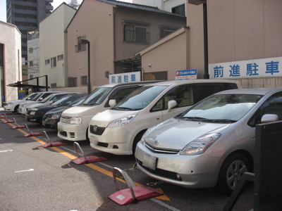 ●前進駐車は苦手なん?_a0033733_1222354.jpg