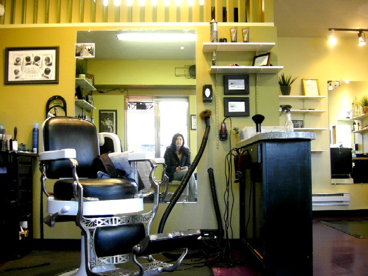 アンティークの小さな床屋。　-Kristie’s Barbershop_a0118890_6124177.jpg