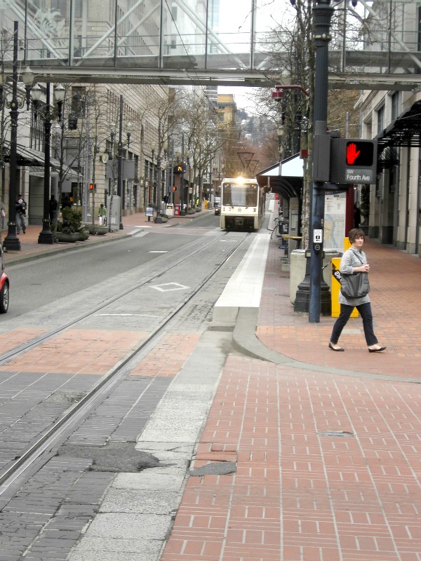 ポートランドのダウンタウンへ。 -Pioneer Courthouse Square_a0118890_16285115.jpg