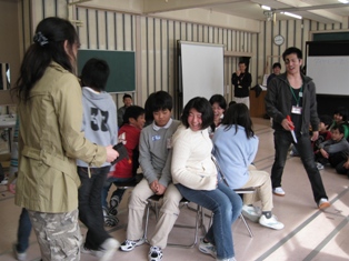 五泉市立村松東小学校にて「血塗られたダイヤモンド」ワークショップを行いました。_c0167632_1454878.jpg
