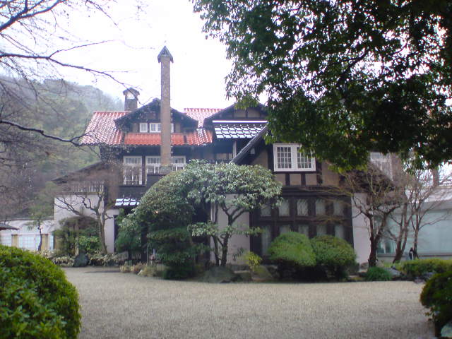 雨にけぶる大山崎山荘美術館 偽大人別宅
