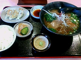 ゆのまえ食堂のまぐろラーメン_b0042308_12133731.jpg