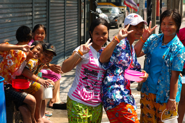 もういくつ寝るとタイ正月ソンクラーン 水掛祭り アジアの路地から もういくつ寝るとタイ正月ソンクラーン 水掛祭り アジアの路地から
