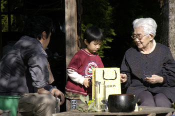 ひいばあちゃんと菜の花少年_f0006704_10374830.jpg