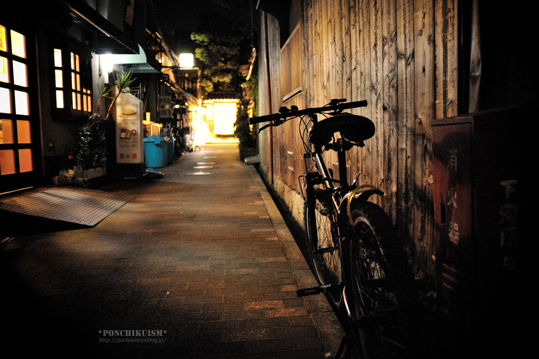 ちょっと夜の路地裏 Ponchikuism ちょっと夜の路地裏 Ponchikuism