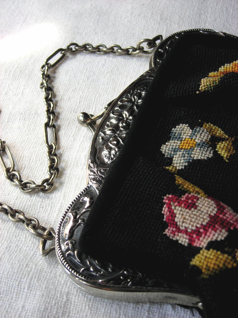 ニードル・ポイント刺繍のバッグ : 満月アンティーク