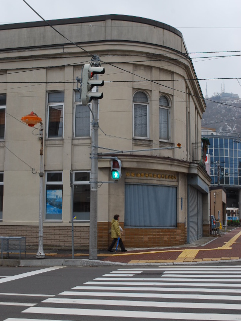 函館銀座通り・レトロ建築コレクション(その３、十字街電停前の梅津商店)_f0142606_756042.jpg
