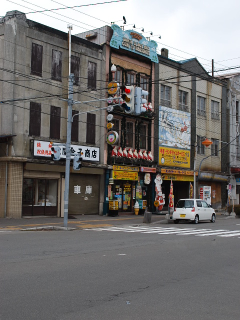 函館銀座通り・レトロ建築コレクション(その４、金子商店、旧対馬理容店)_f0142606_814780.jpg