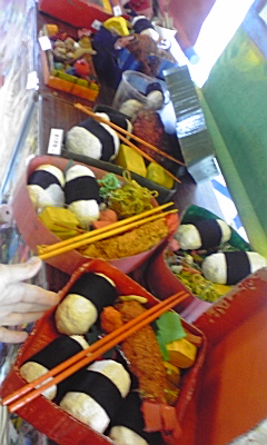 岸城神社境内神楽殿にてアトリエズガ展_e0136066_1745652.jpg