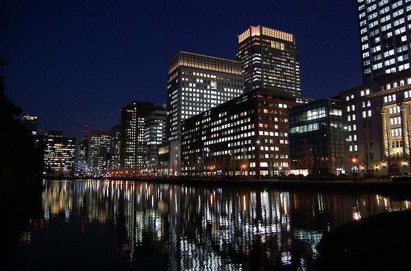 皇居のお堀に映る夜景　＊丸の内周辺_a0087927_0214723.jpg