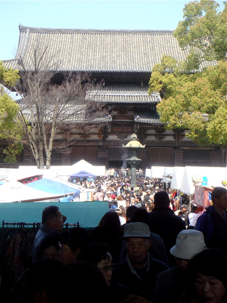 東寺　四月の弘法市。_e0125762_071711.jpg