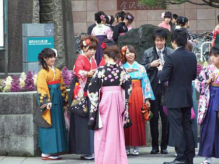 金沢大学の卒業式 牛柄とおしゃれな食器のキテレツ工房