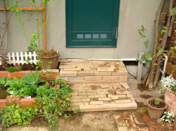 ★庭の改造・・・・その８・・・・・タイルを貼りました_e0154682_23305182.jpg