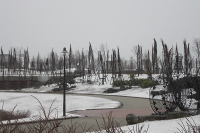 八色の森公園の春雪_a0084753_1794732.jpg