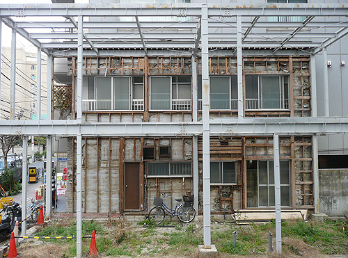 路上採取 逆立面の家_b0014003_1421375.jpg