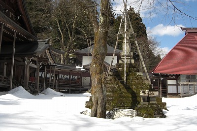 春の雪化粧と毘沙門様_a0084753_14183422.jpg