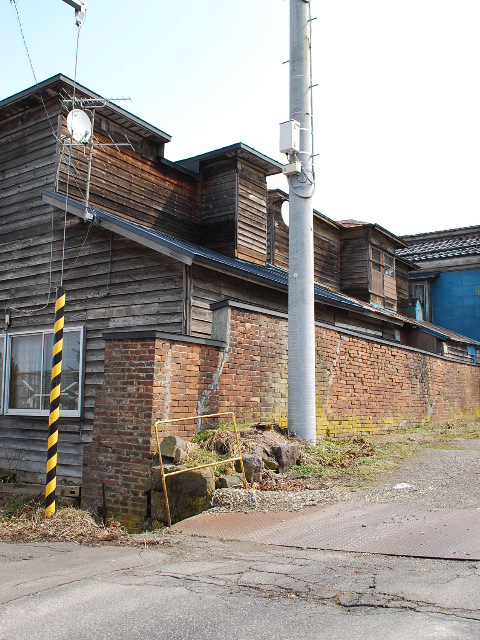 函館市弥生町の煉瓦塀(函館坂のある町の風景)_f0142606_2152093.jpg
