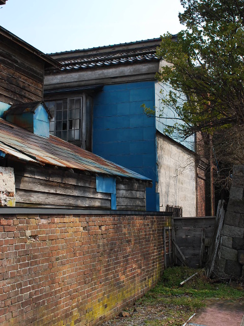 函館市弥生町の煉瓦塀(函館坂のある町の風景)_f0142606_21544611.jpg