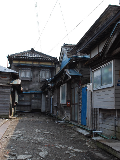 函館市弥生町の煉瓦塀(函館坂のある町の風景)_f0142606_21571977.jpg
