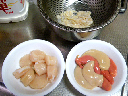 激安ホタテのむき身でパスタ 精巣も卵巣もヒモも全て使います ミゼットカフェ
