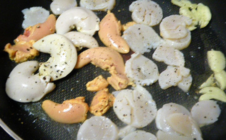 激安ホタテのむき身でパスタ 精巣も卵巣もヒモも全て使います ミゼットカフェ