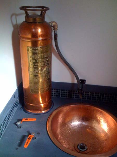 消火器?手洗い器?_e0074935_1734165.jpg