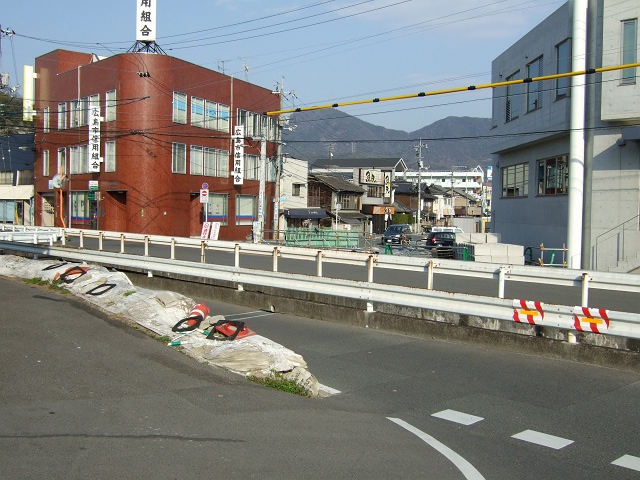 JR海田市駅北口の道路拡張工事も大詰め。駐輪場も移転_b0095061_138584.jpg