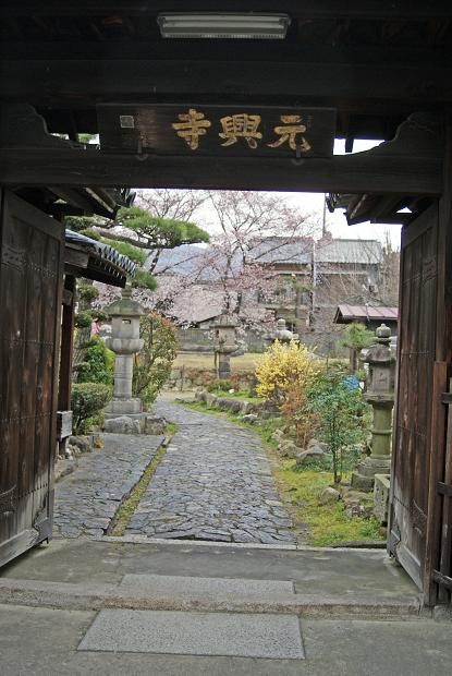 奈良町の隠れ寺「元興寺塔跡」&「元興寺小塔院」で桜を愛でる_b0063958_21574491.jpg