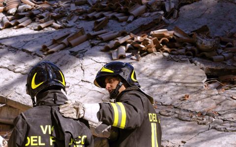 速報!イタリア中部大地震発生、死者百名以上被災者数万人!_d0123476_22274419.jpg