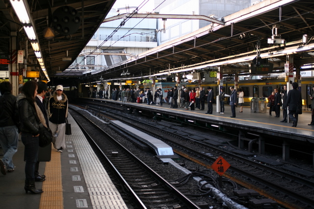 早朝の新宿駅のホームにて_e0052984_0274651.jpg