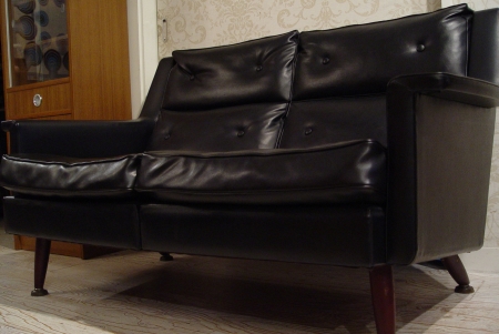 カッコイイ黒の2Pソファー入荷しました!!_a0096367_23274747.jpg