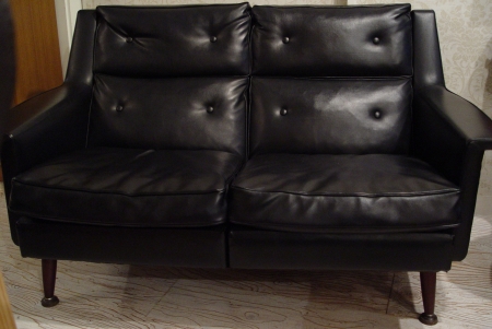 カッコイイ黒の2Pソファー入荷しました!!_a0096367_23281484.jpg