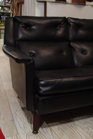 カッコイイ黒3Pソファー入荷しました!!_a0096367_2310202.jpg