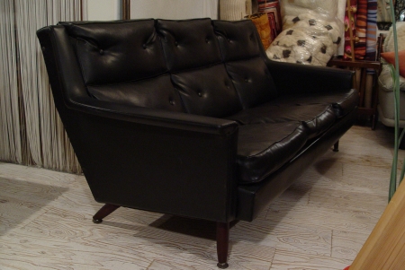 カッコイイ黒3Pソファー入荷しました!!_a0096367_2393971.jpg