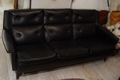 カッコイイ黒3Pソファー入荷しました!!_a0096367_239563.jpg
