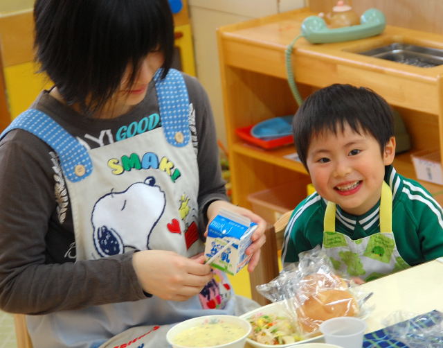 給食が始まる。_e0056537_22385115.jpg