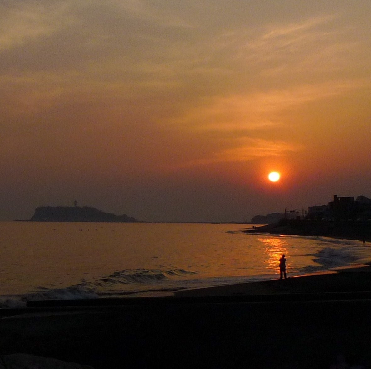 稲村ケ崎からの夕日　（4月11日）_b0151371_17562642.jpg