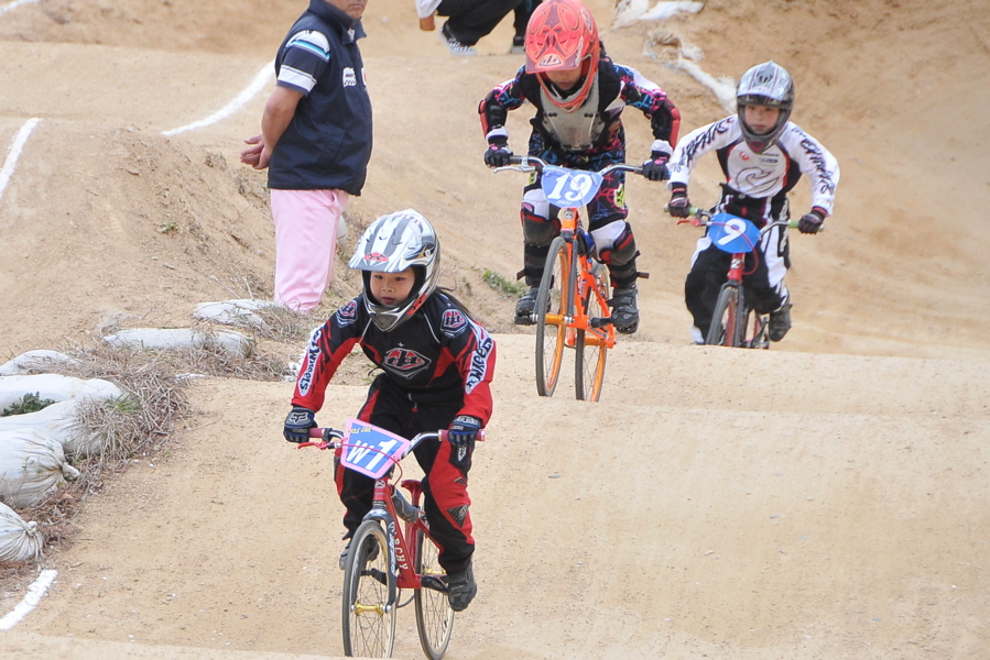 2009JBMXF開幕戦広島土師ダムVOL6：メンクルーザークラス４０才以上、ガールズ５〜１２才クラス決勝_b0065730_1955330.jpg