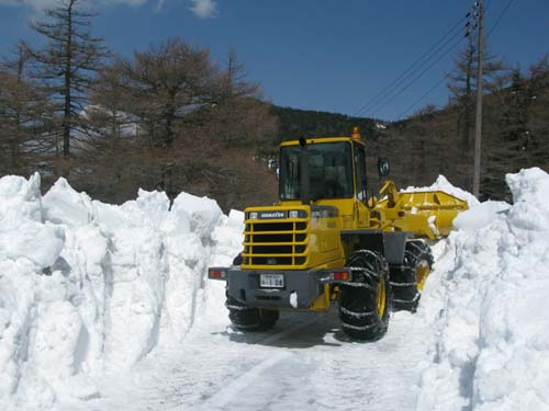湯の丸林道の除雪作業_e0120896_6474541.jpg