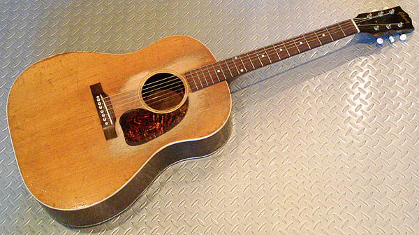 本日は、お買得なAcoustic Guitarを2本御紹介しまっす!_e0053731_1794520.jpg