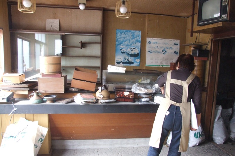 旧いしだ屋さんのお店解体_a0103948_0255994.jpg