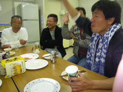 平成21 年4月4日 学校で赤提灯?_a0107644_15512616.jpg
