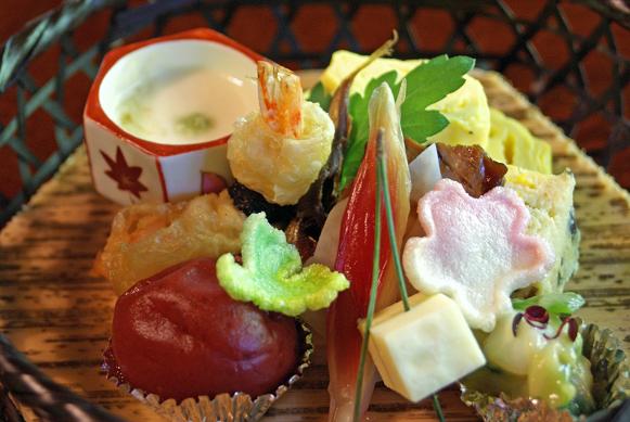 暖簾をくぐると別世界:京都嵐山・花月園福家 鯉の甘露煮が絶品_b0063958_20592589.jpg