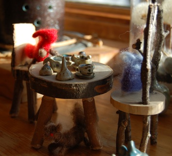 テーブルセットでお茶を飲むうさぎときつね Country Diary 森と湖通信